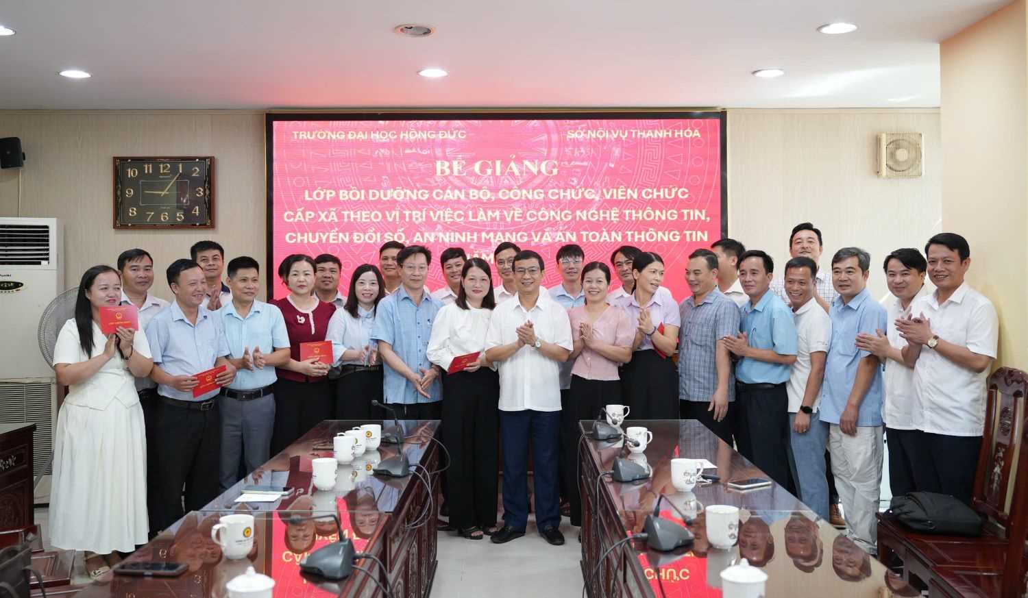 Trường Đại học Hồng Đức tổng kết lớp bồi dưỡng công nghệ thông tin, chuyển đổi số cho cán bộ cấp xã